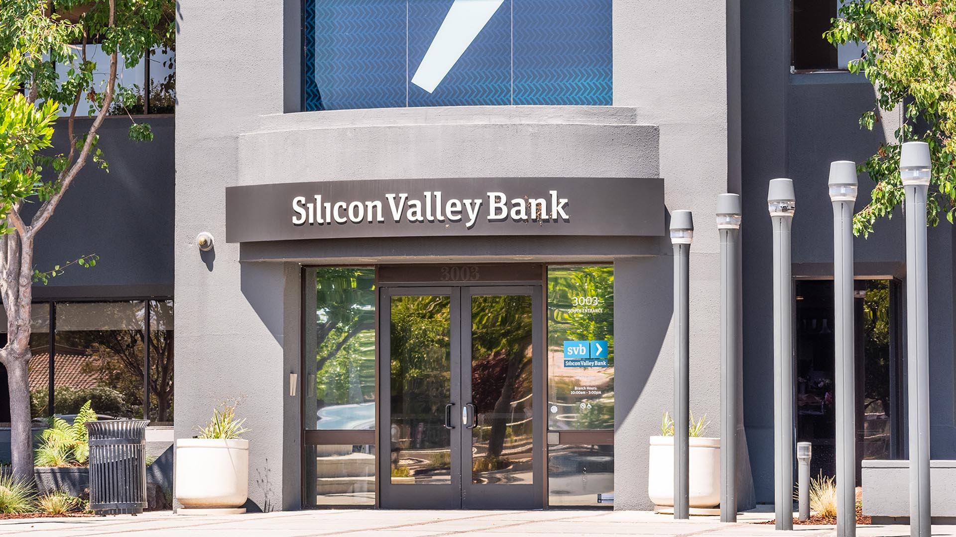 A photo of Silicon Valley Bank entrance