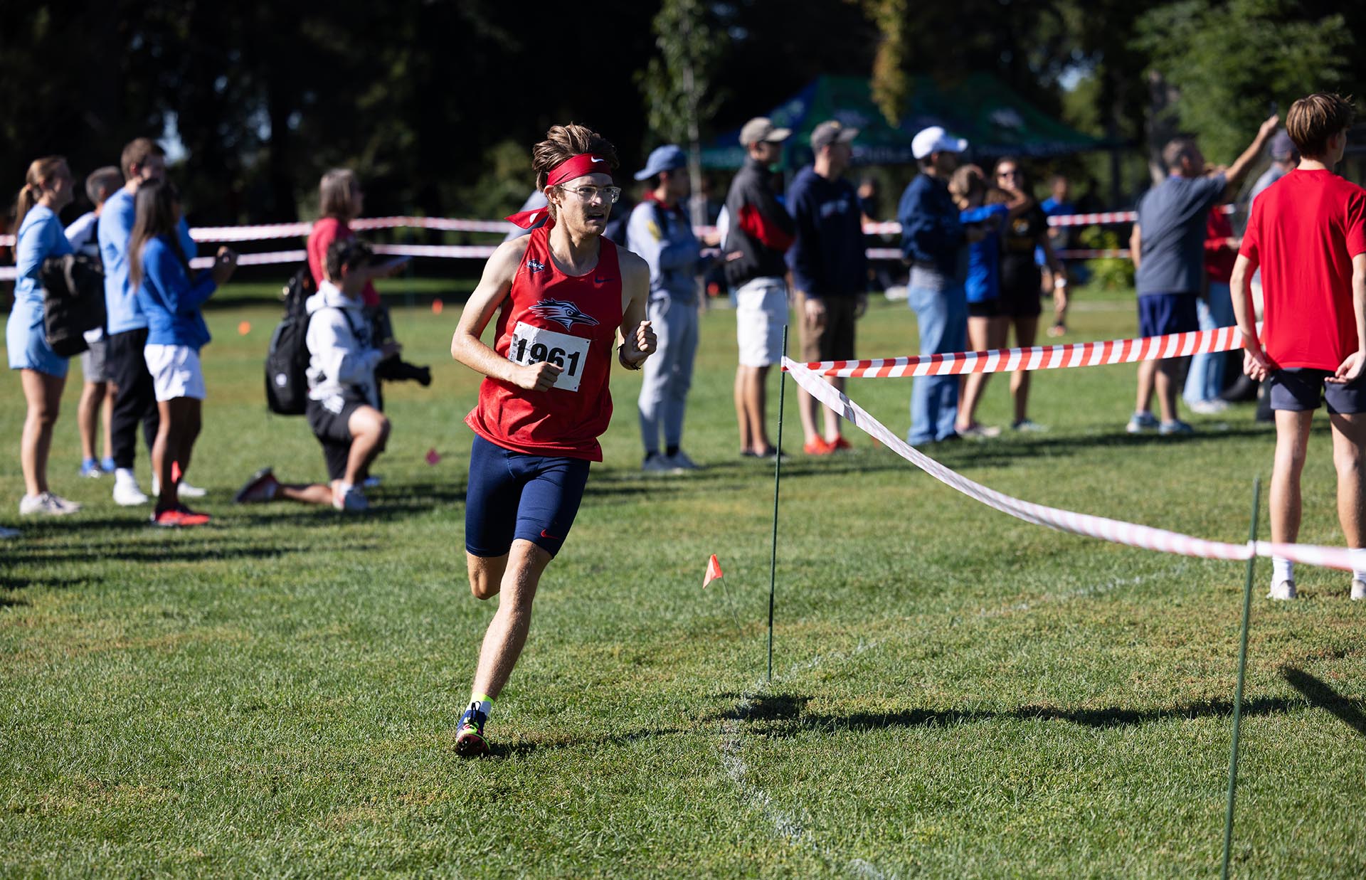 Jonathan Duran competes in the men’s cross country race