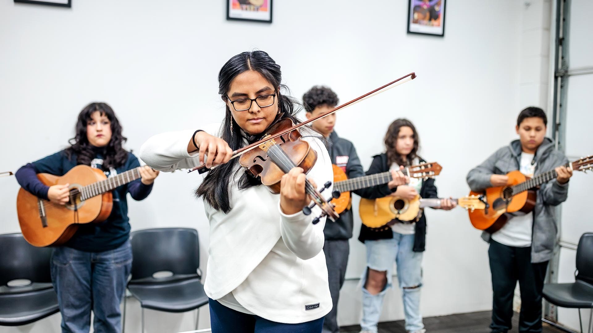 Changemaker: una exalumna ayuda a mantener el espíritu mariachi vivo en Denver