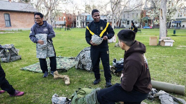 Pvt. Walker speaks with MS1 CDT Uribe